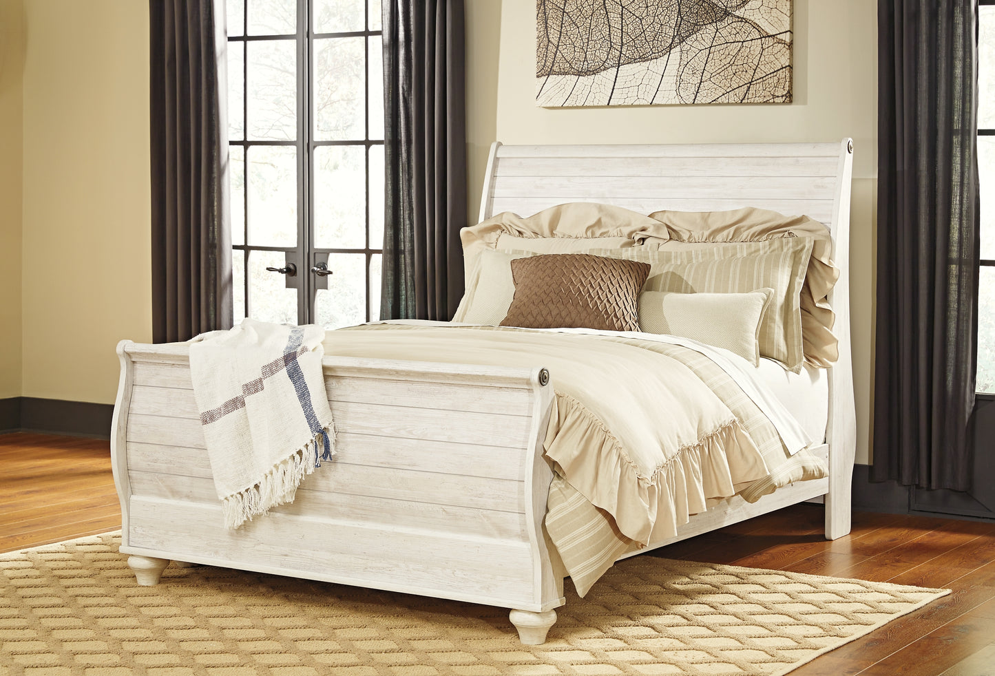 Willowton Sleigh Bed With Mirrored Dresser
