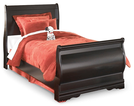 Huey Vineyard Full Sleigh Bed with Mirrored Dresser